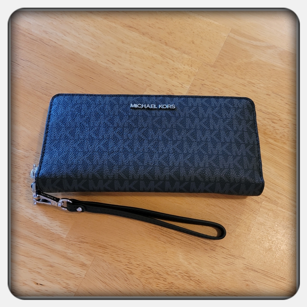 EUC Woman's Michael kors Black Large Jet Set Travel Continental Wallet